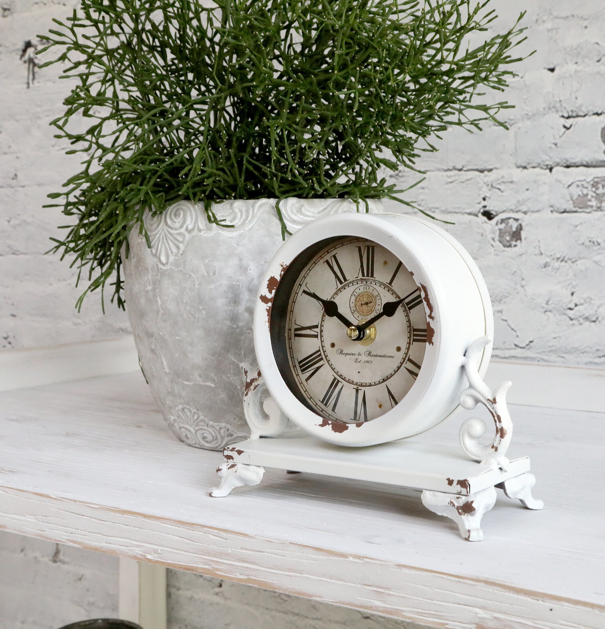 Bordsklocka Antique Creme från Chic Antique på rustik yta