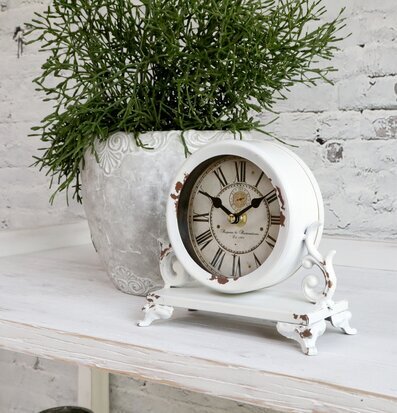 Bordsklocka Antique Creme från Chic Antique på rustik yta