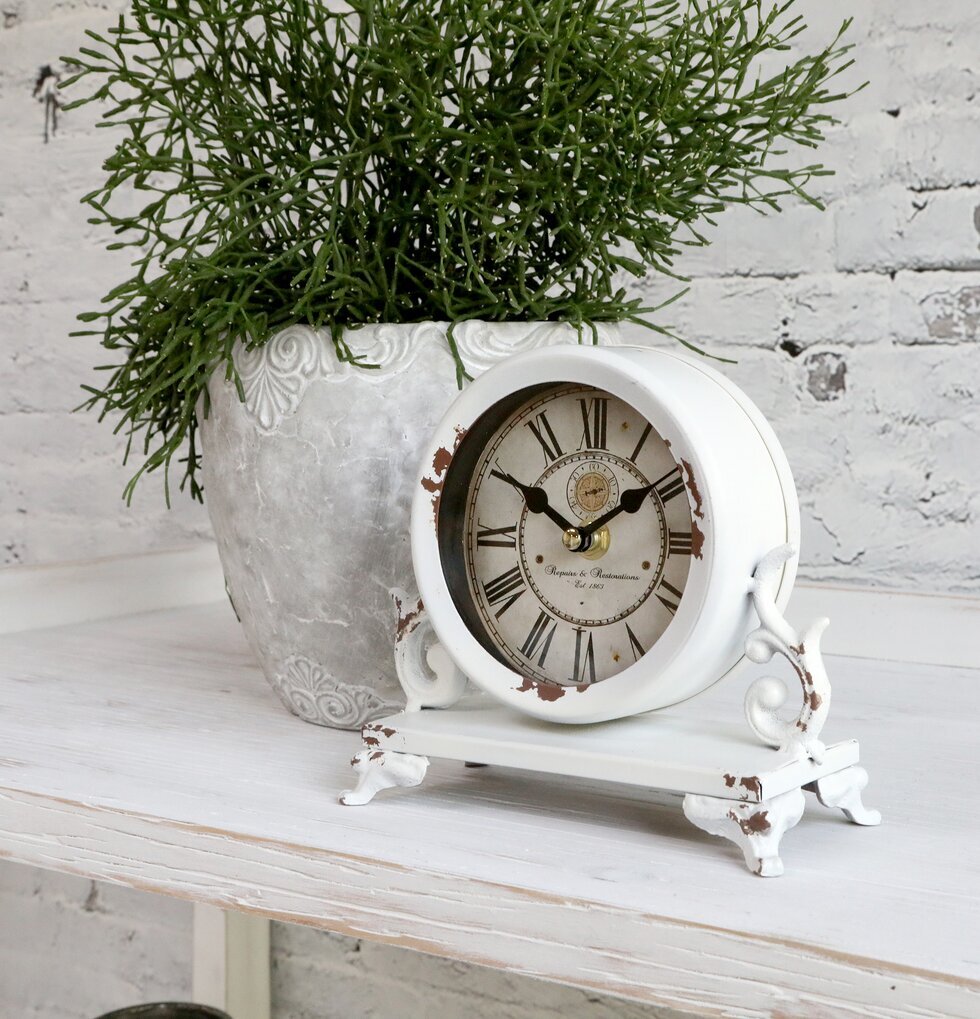 Bordsklocka Antique Creme från Chic Antique på rustik yta