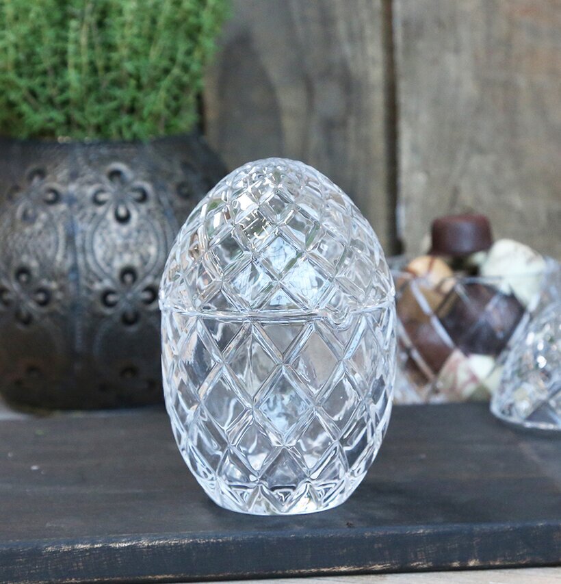 Glasägg Med Lock från Chic Antique i en rustik miljö