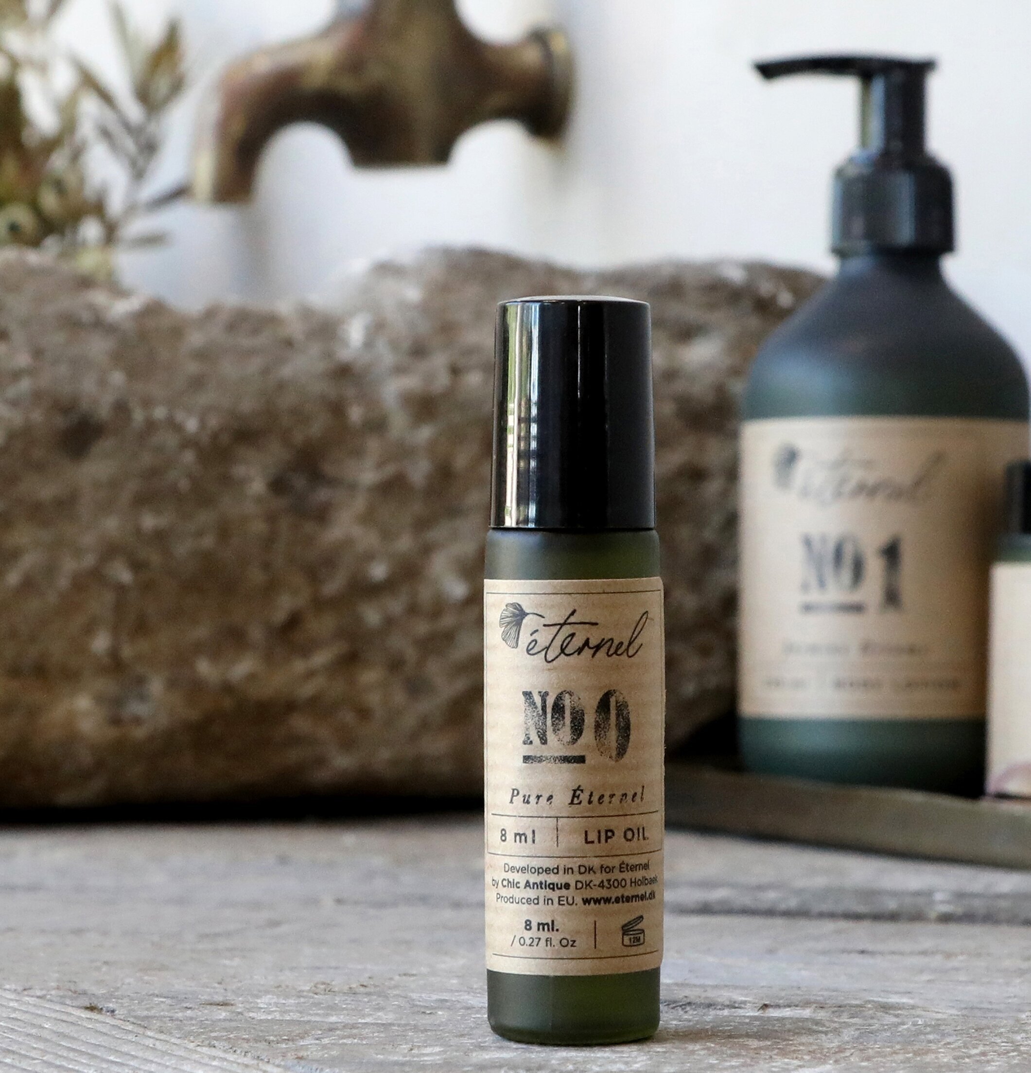 Éternel Lip Oil No.0 i rustik miljö med Éternel-produkter