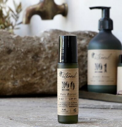 Éternel Lip Oil No.0 i rustik miljö med Éternel-produkter