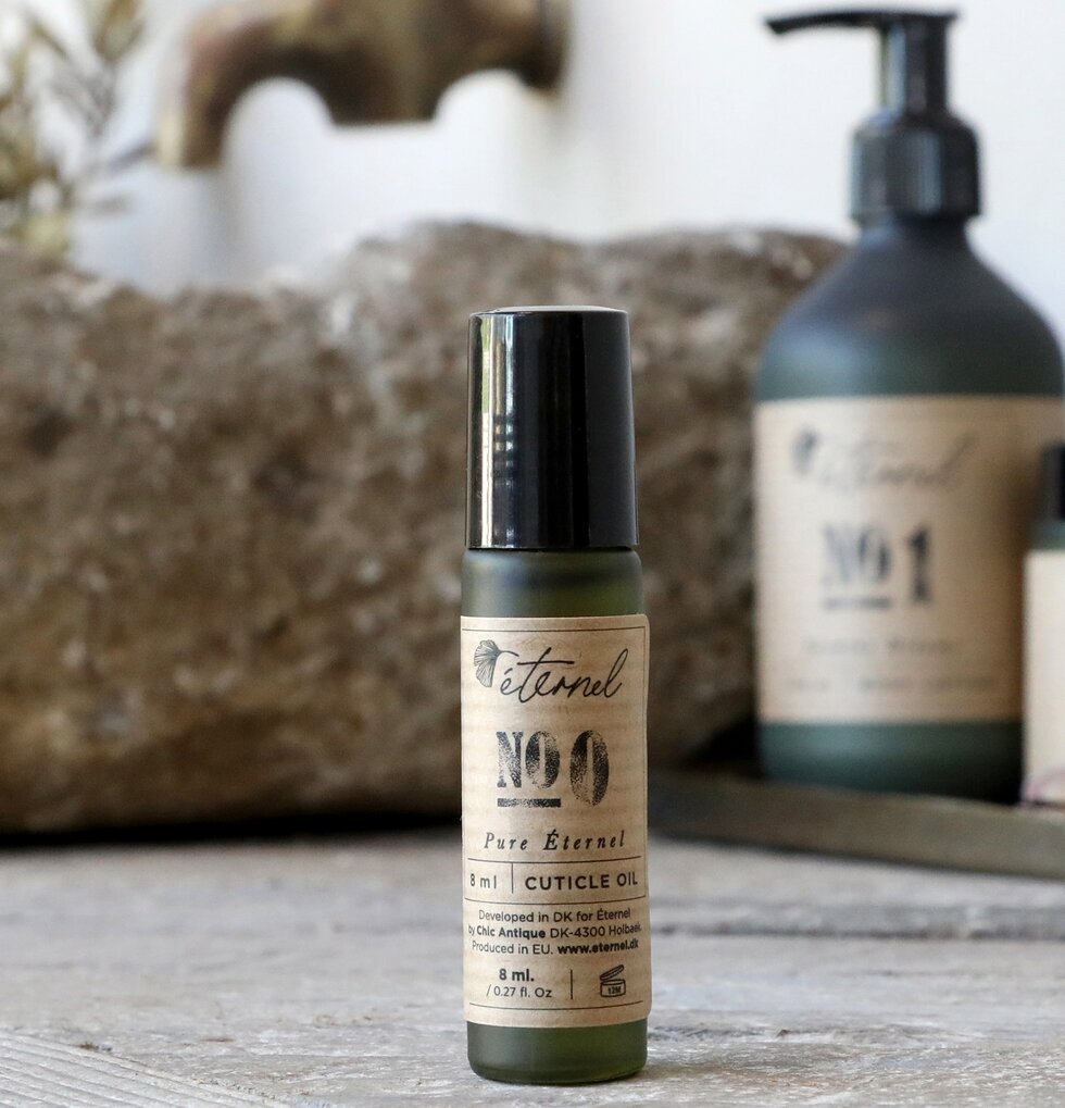 Éternel Nagelbandsolja No.0 i frostad glasflaska från Éternel