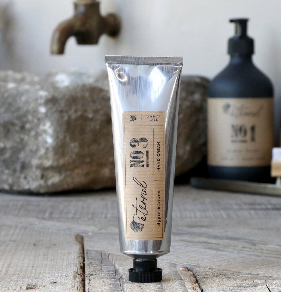 Éternel Handkräm No.3 från Éternel på rustik träyta