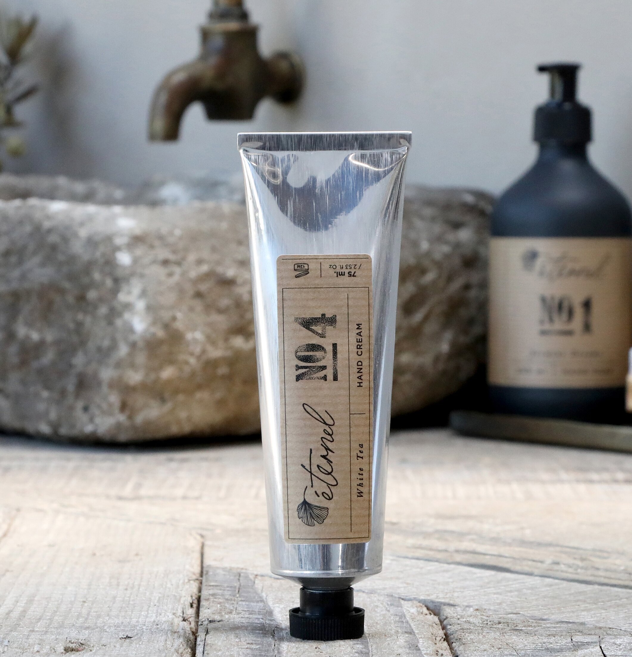 Éternel Handkräm No.4 i metallisk tub på rustik bakgrund