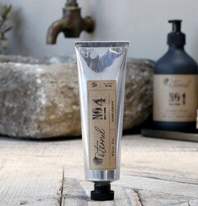 Éternel Handkräm No.4 i metallisk tub på rustik bakgrund