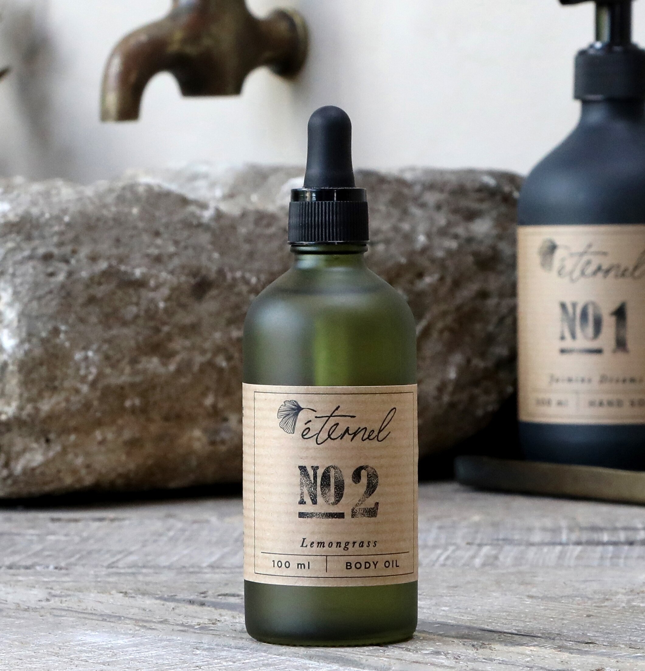 Éternel Body Oil No.2 från Éternel i rustik miljö