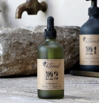 Éternel Body Oil No.2 från Éternel i rustik miljö