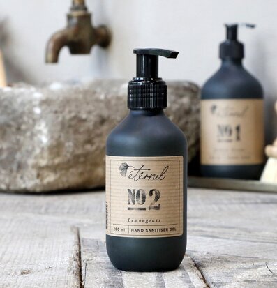 Éternel Handgel No.2 från Éternel i en rustik miljö