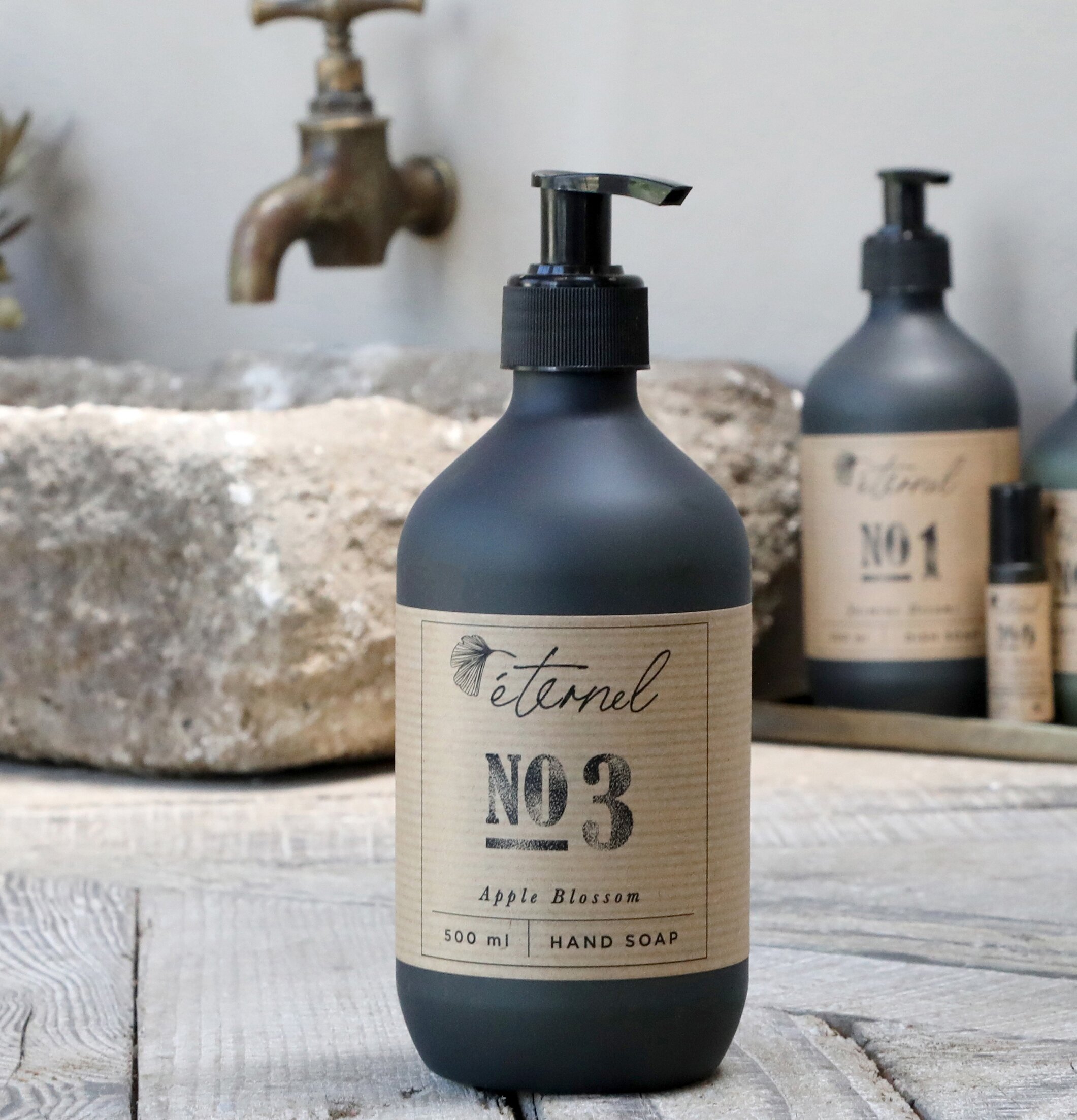 Éternel Handtvål No.3 i svart flaska med rustik etikett
