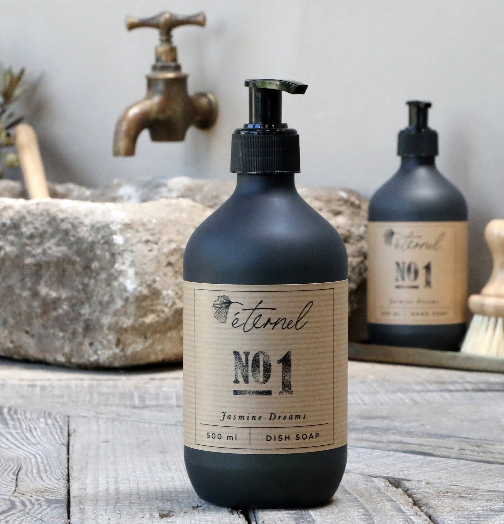 Éternel Diskmedel No.1 från Éternel i svart flaska med pump