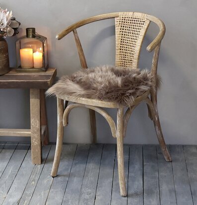 Konstgjord Sittdyna Mocca från Chic Antique på rustik stol