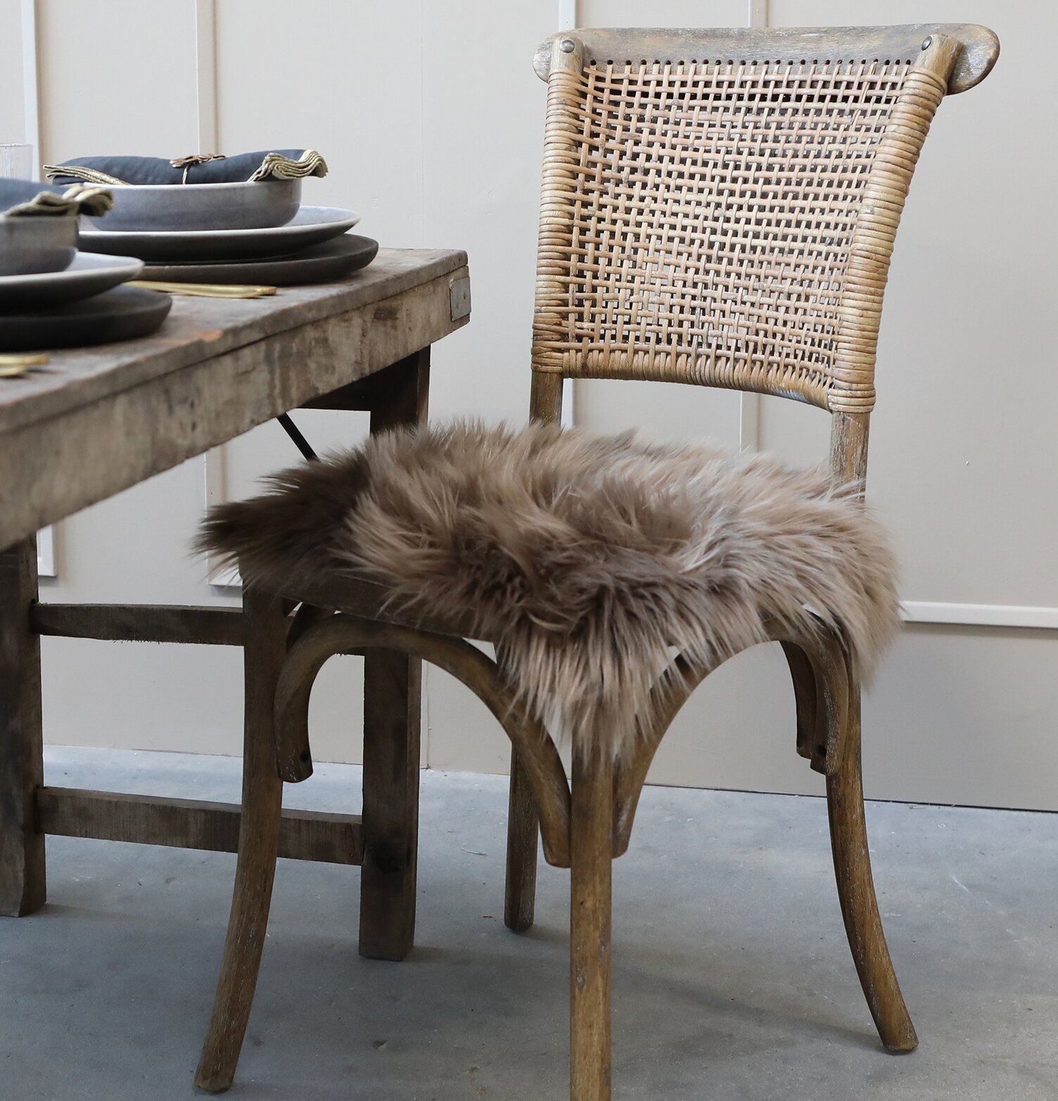 Konstgjord Sittdyna Mocca från Chic Antique på rustik stol