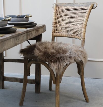 Konstgjord Sittdyna Mocca från Chic Antique på rustik stol