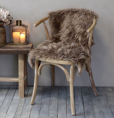 Konstgjord Lammfäll Mocca från Chic Antique på rustik stol