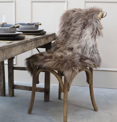 Konstgjord Lammfäll Mocca från Chic Antique på rustik stol