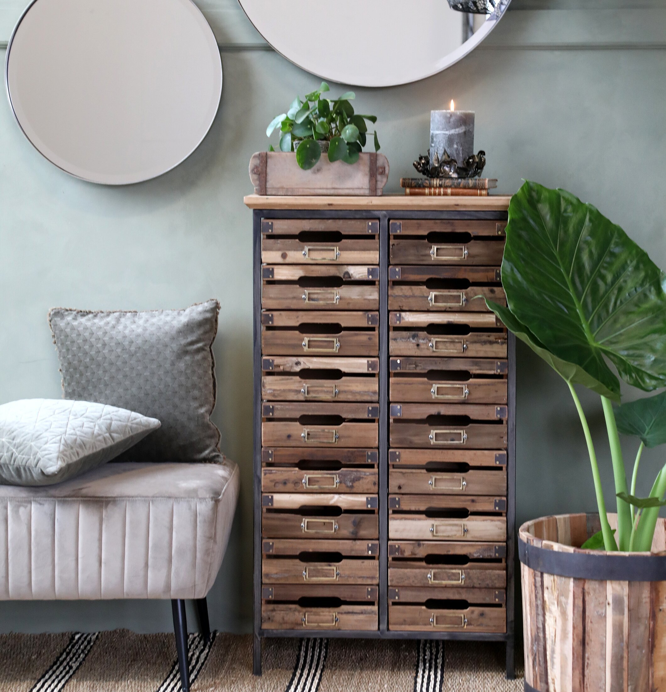 Byrå Med 18 Lådor från Chic Antique med rustik finish