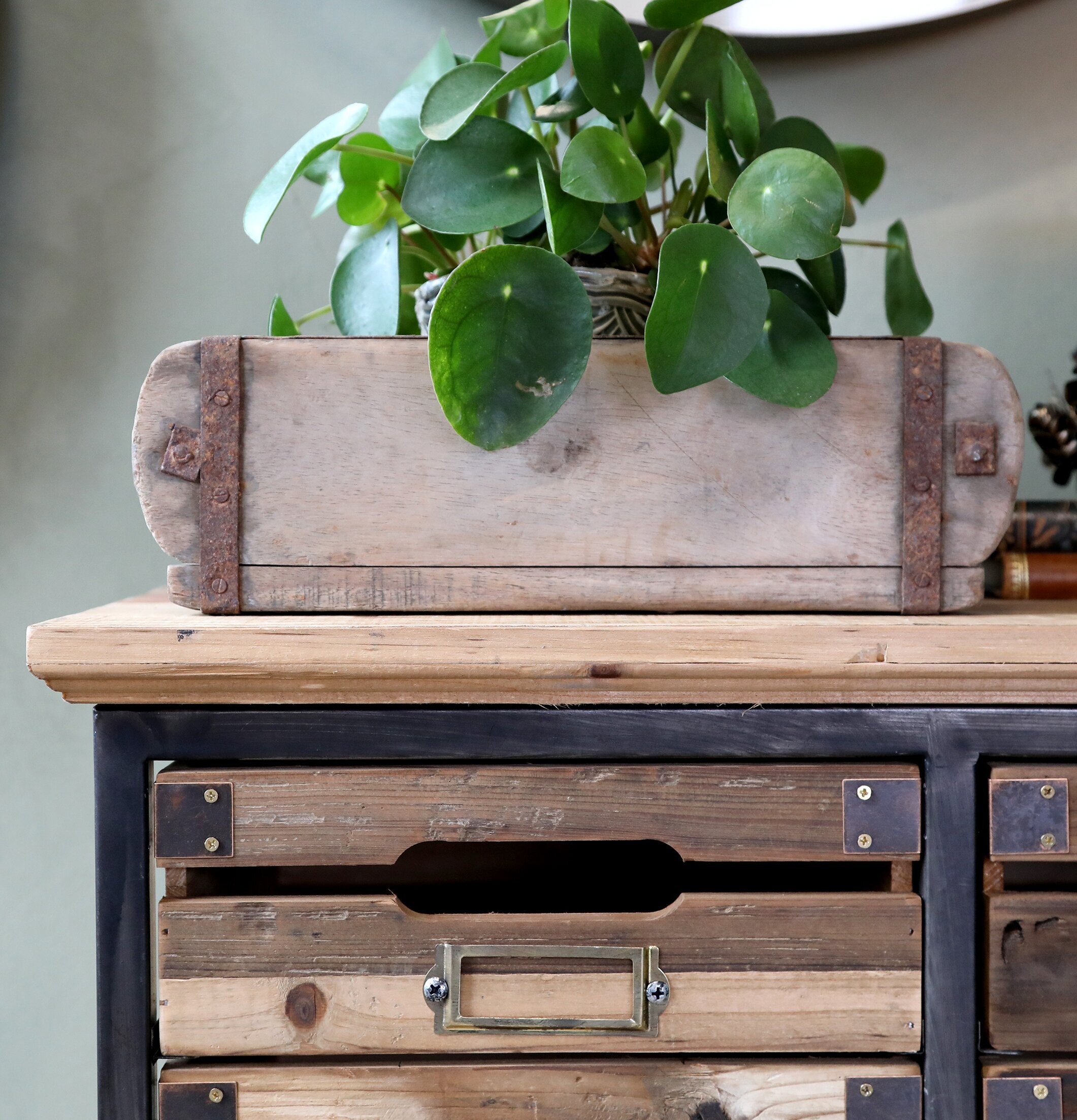 Byrå Med 18 Lådor från Chic Antique med rustik design