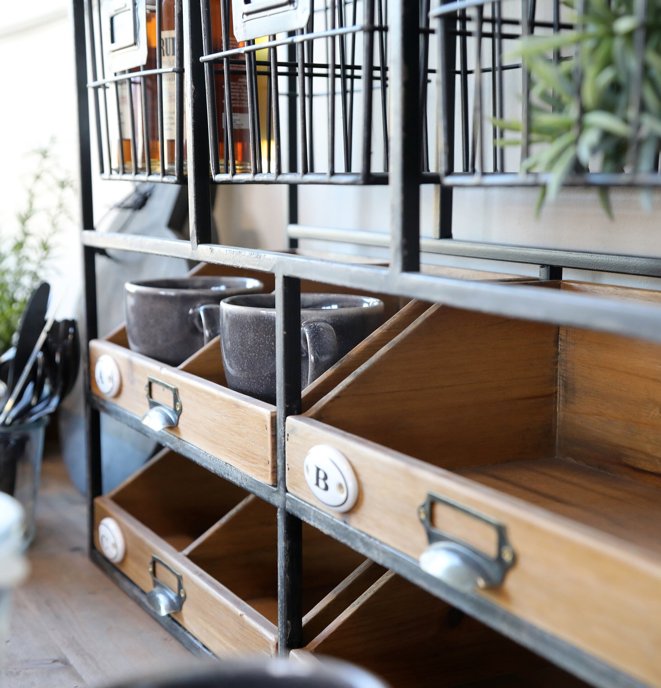 Vägghylla Med Lådor från Chic Antique i metall och trä