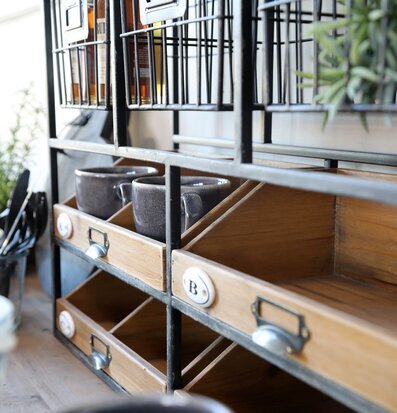 Vägghylla Med Lådor från Chic Antique i metall och trä