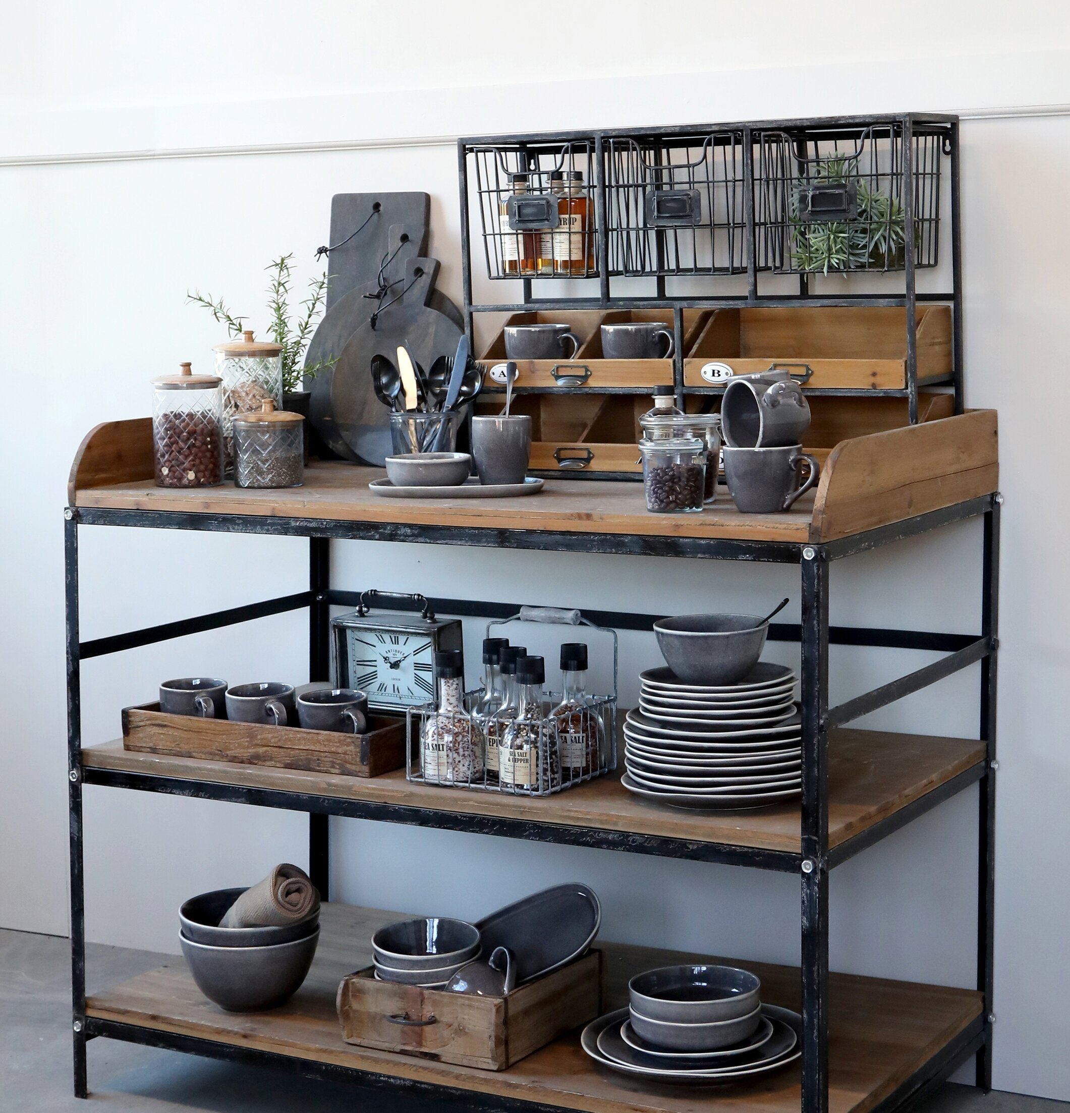 Vägghylla Med Lådor från Chic Antique i köksmiljö