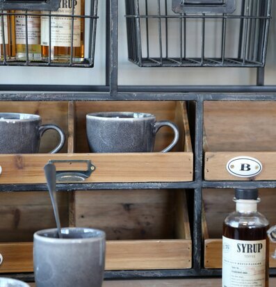 Vägghylla Med Lådor från Chic Antique i köksmiljö