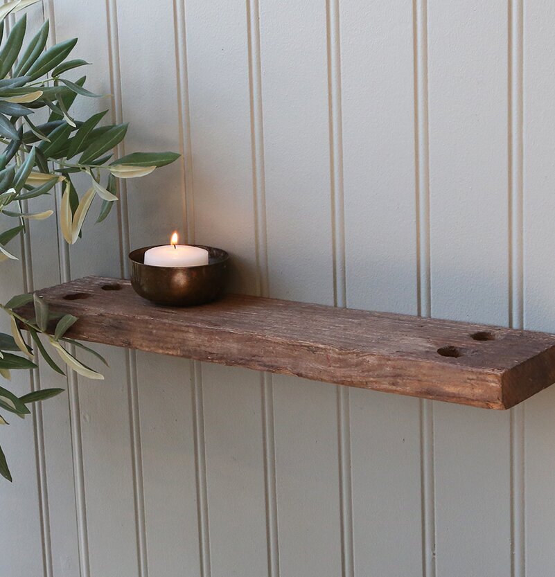 Trähylla Grimaud Unika från Chic Antique på gråblå vägg