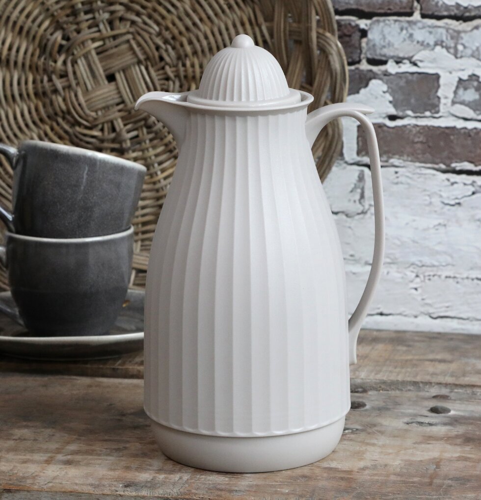 Termoskanna Mocca från Chic Antique på rustikt träbord