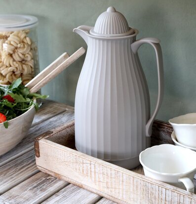 Termoskanna Mocca från Chic Antique på rustik träbricka