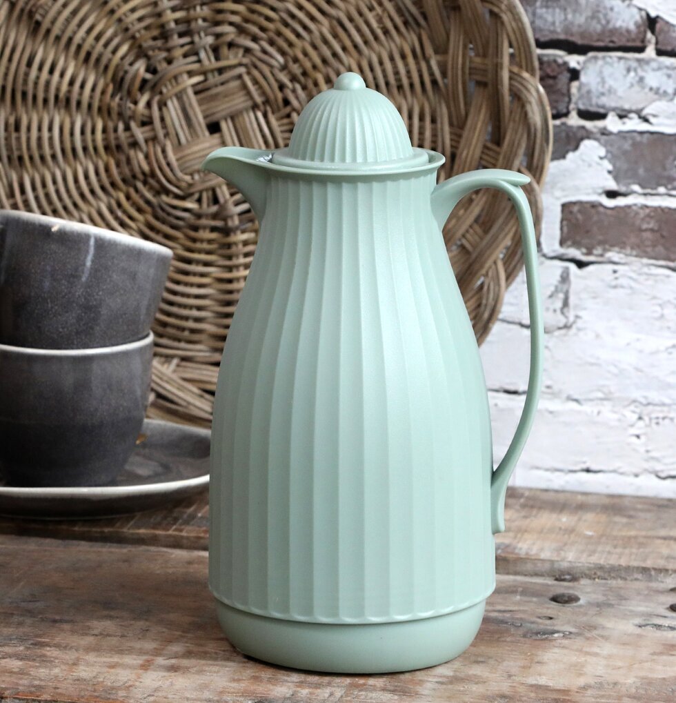 Termoskanna Verte från Chic Antique på rustikt träbord