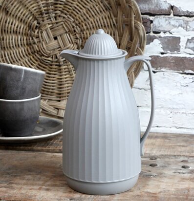 Termoskanna Fransk Grå från Chic Antique på rustikt träbord