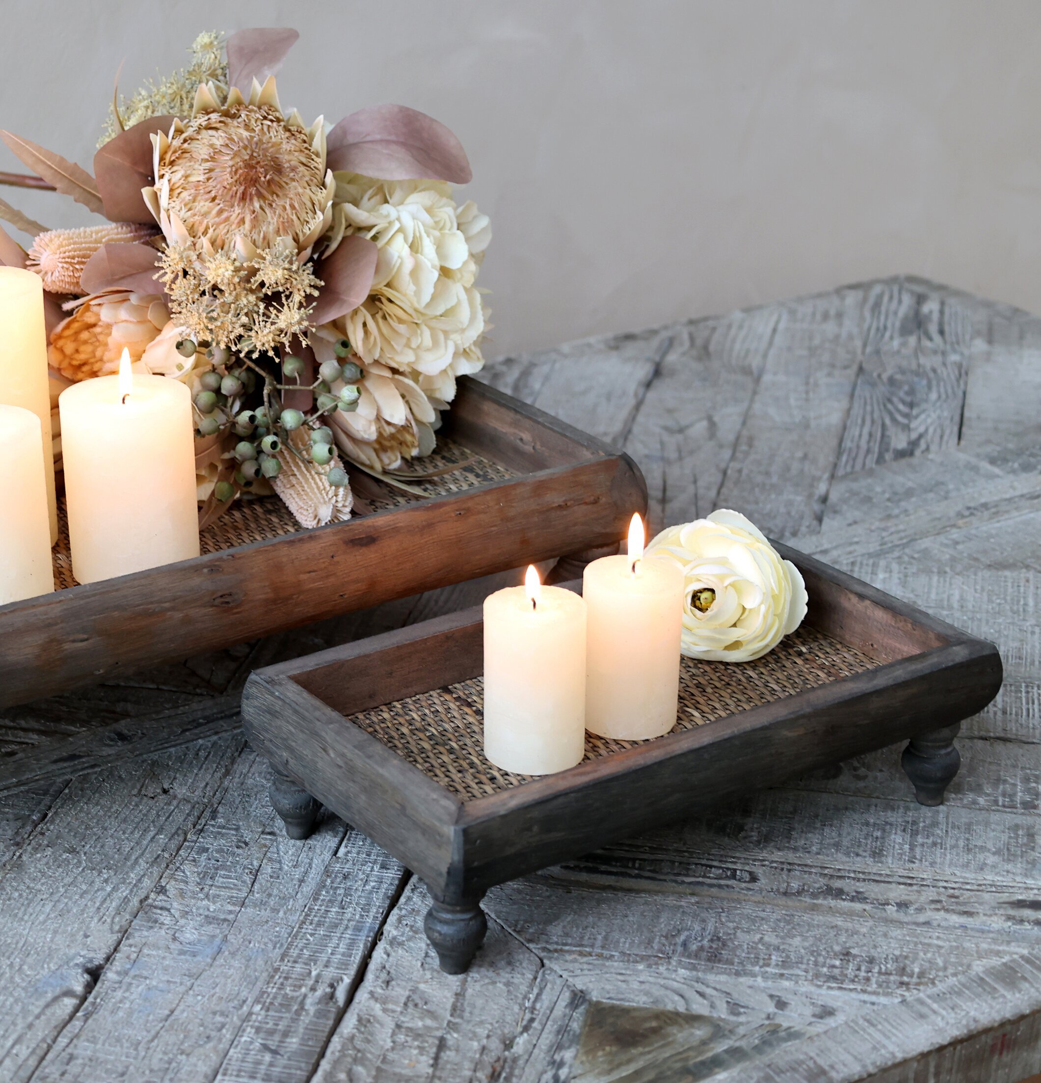 Träbricka På Fötter Liten från Chic Antique på rustikt bord