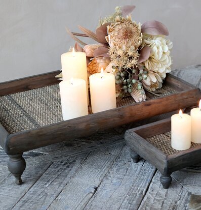 Träbricka På Fötter Stor från Chic Antique med ljus och blommor