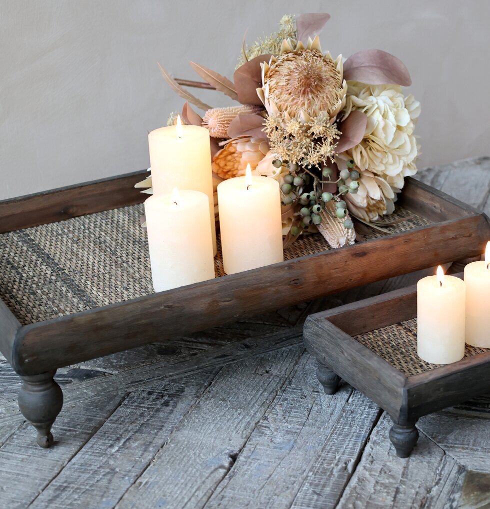 Träbricka På Fötter Stor från Chic Antique med ljus och blommor