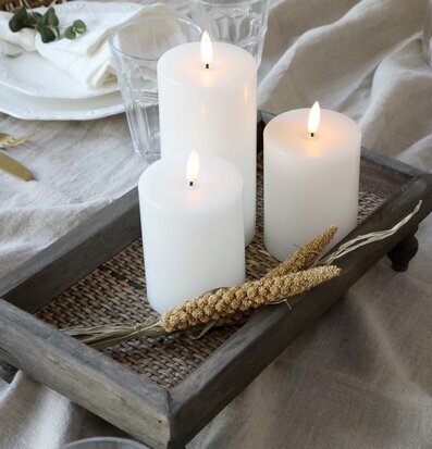 Träbricka På Fötter Liten från Chic Antique med tända ljus