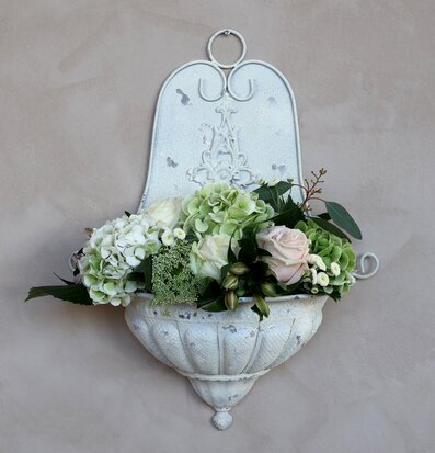 Fransk Ampel Antique Creme från Chic Antique på beige vägg