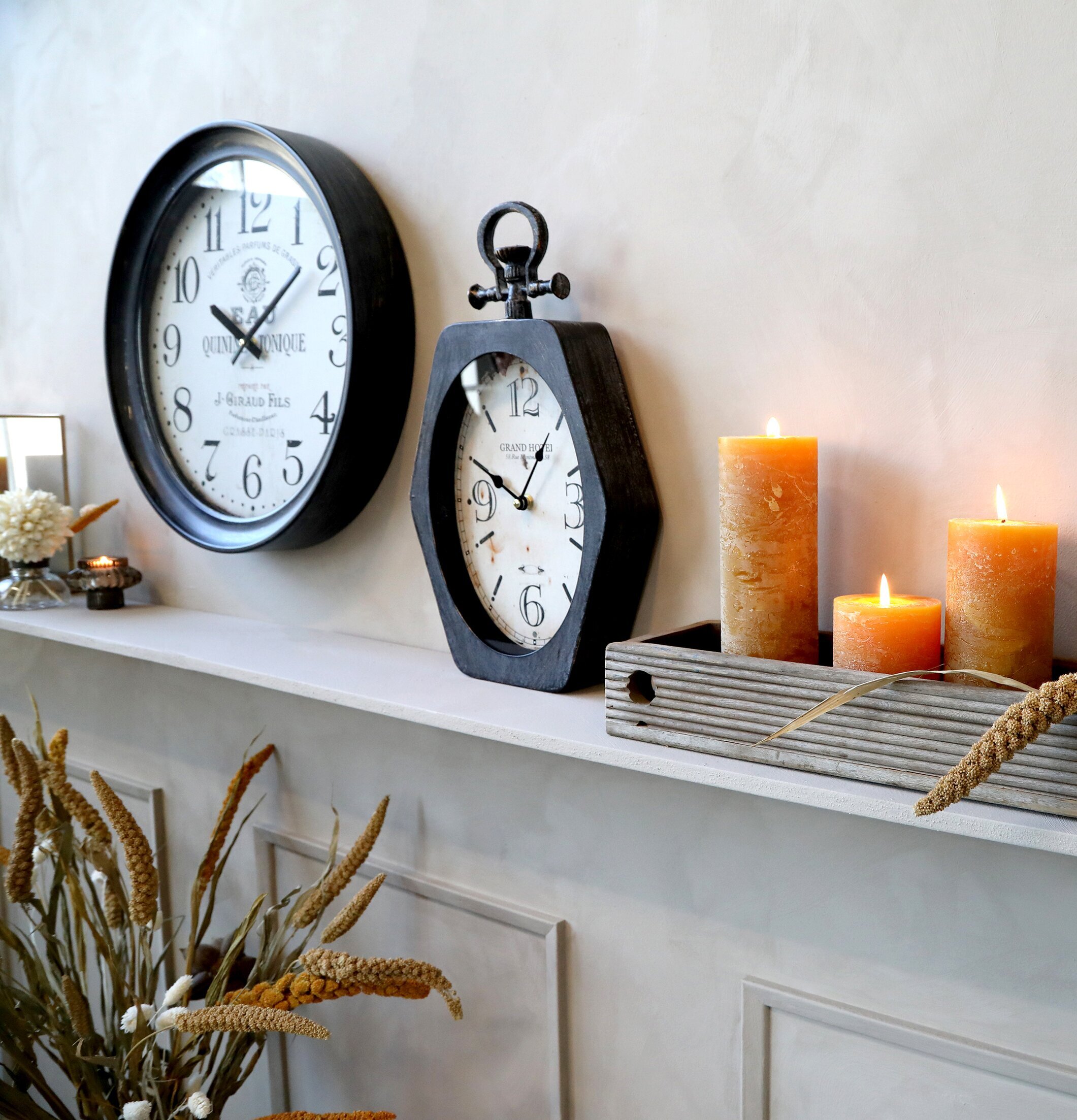 Väggklocka Antiksvart från Chic Antique på vit hylla