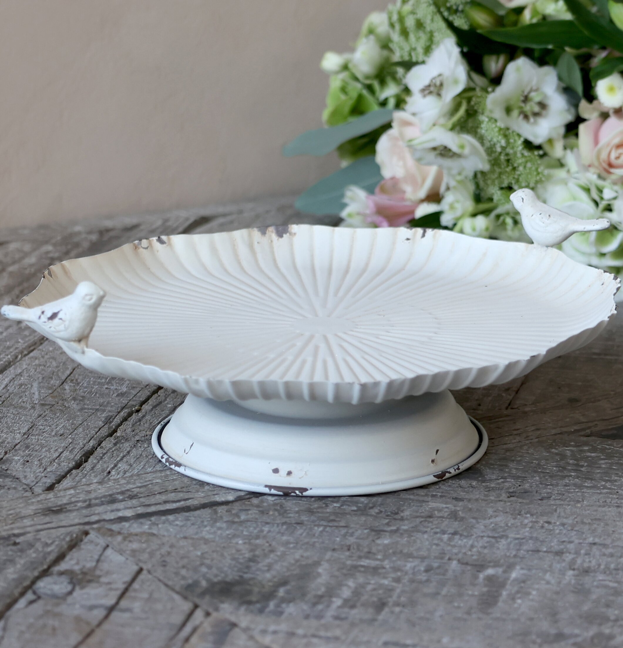 Fågelbad På Fot Antique Creme från Chic Antique på träbord