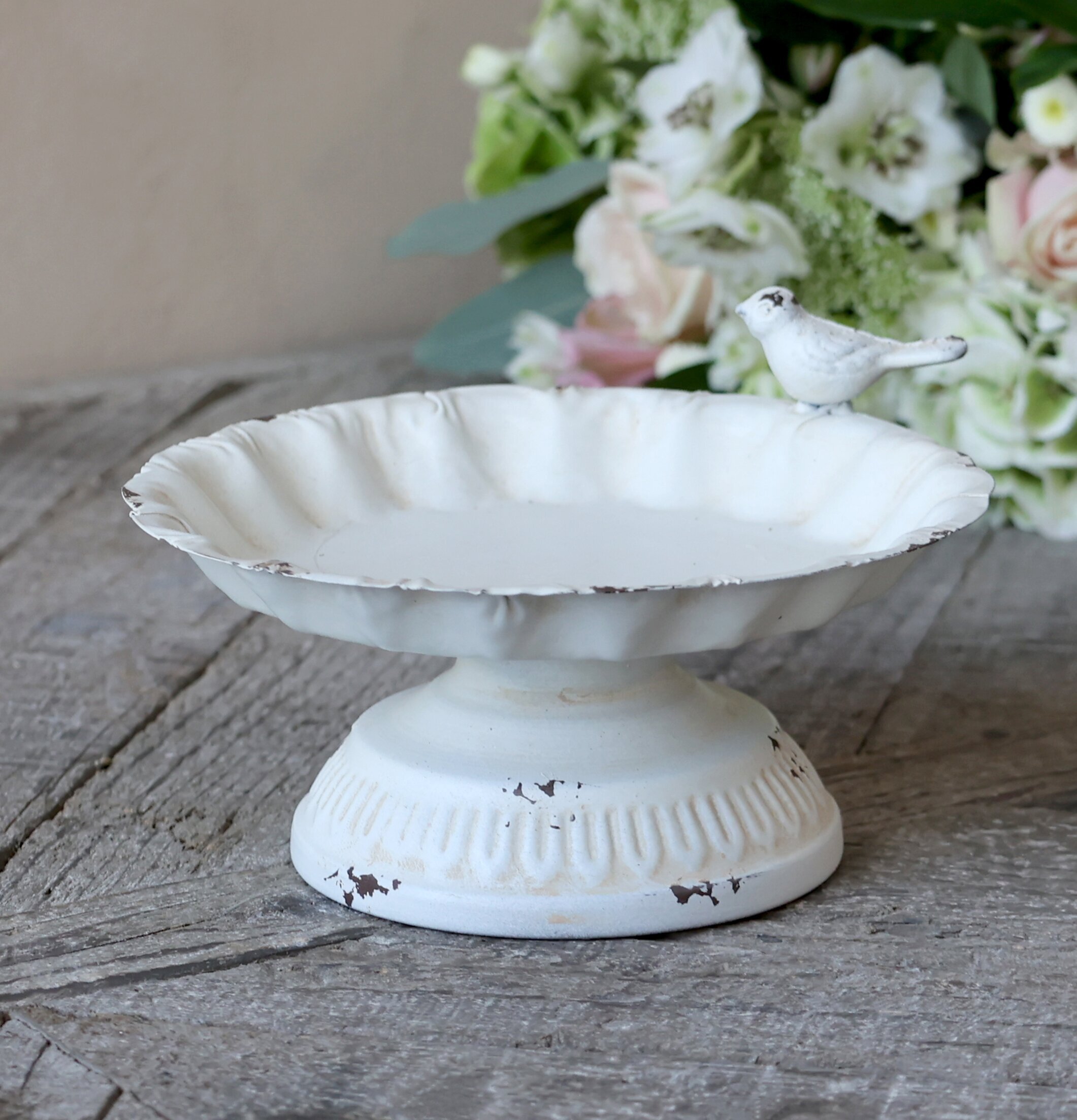 Fågelbad På Fot Antique Creme från Chic Antique i trädgård