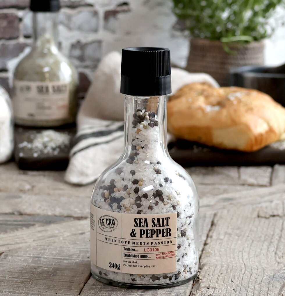 LE CRU Havsalt & Peppar Kvarn från Le Cru på rustik träyta
