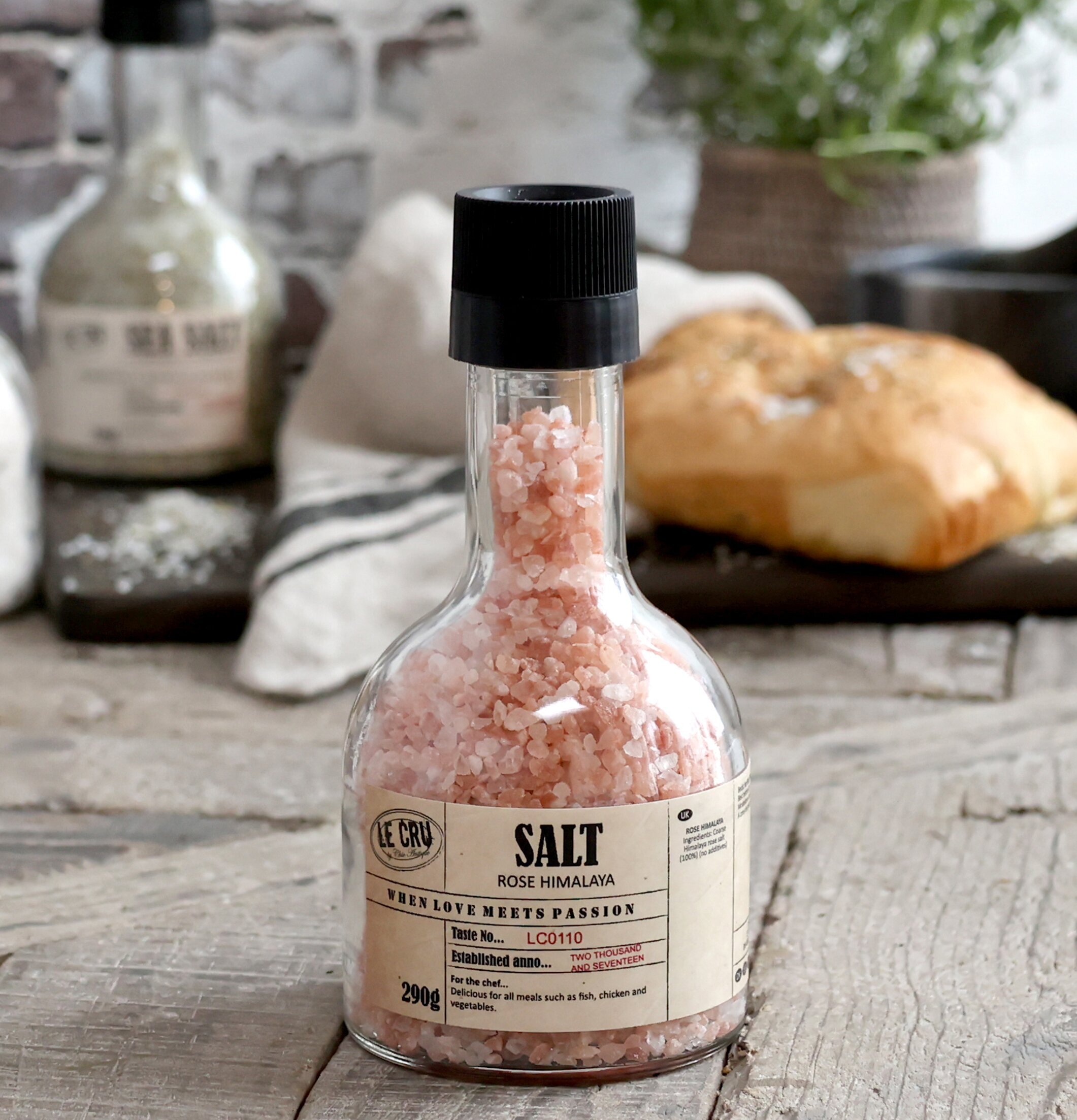 LE CRU Rose Himalaya Kvarn från Le Cru på rustikt träbord