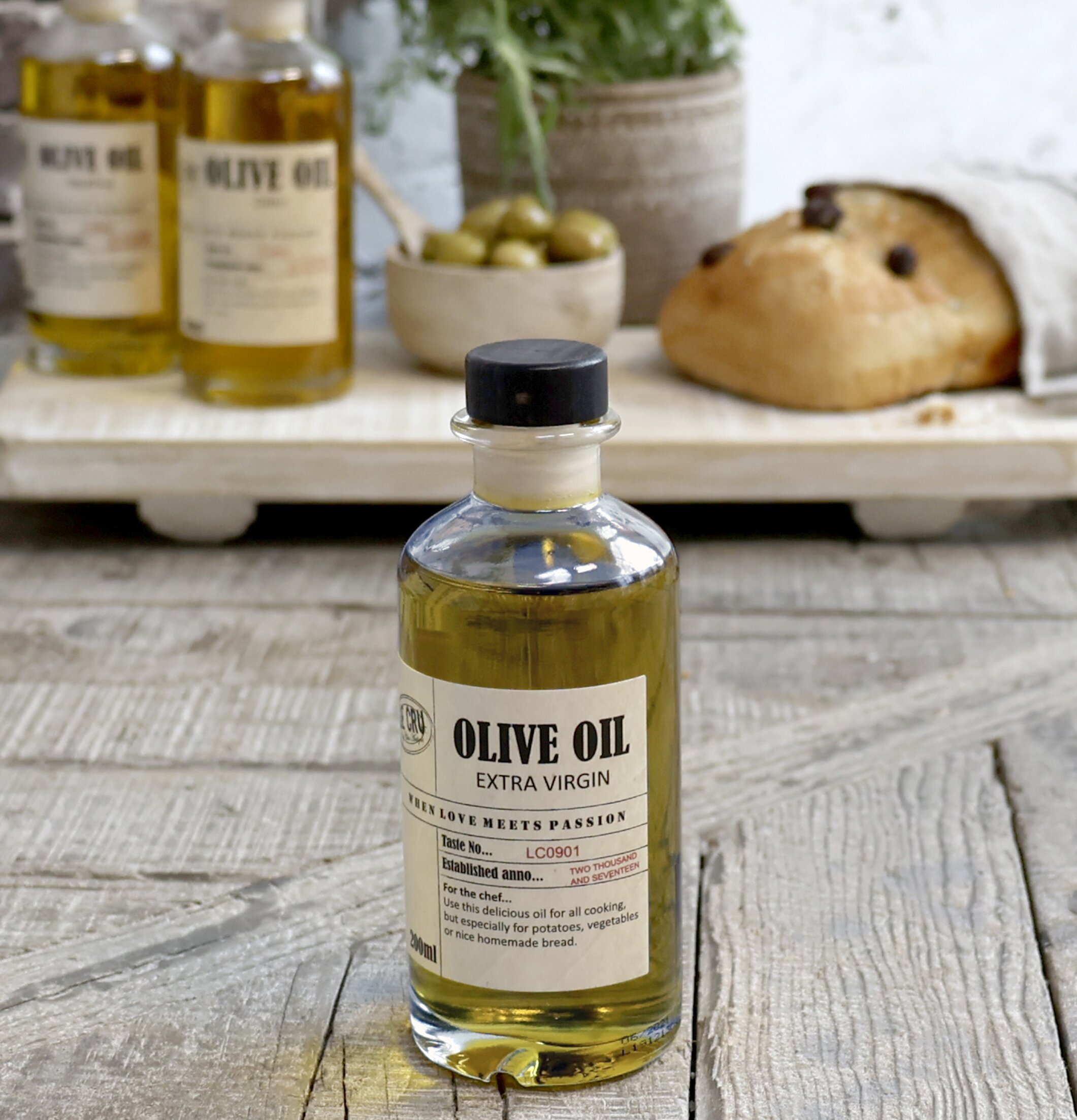 LE CRU Olivolja extra Virgin från Le Cru i rustik köksmiljö