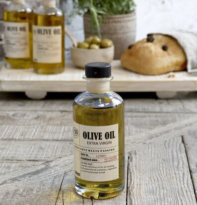 LE CRU Olivolja extra Virgin från Le Cru i rustik köksmiljö