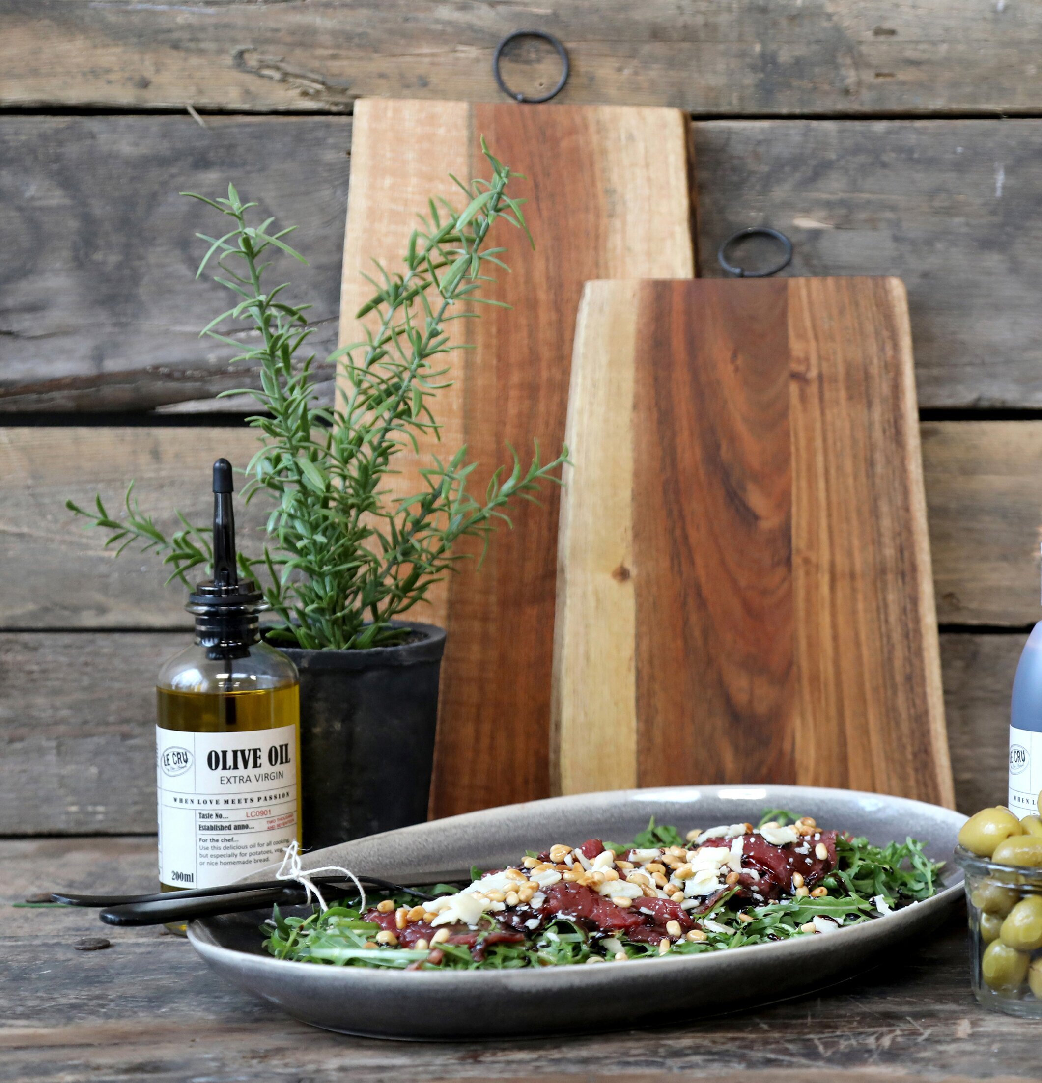 LE CRU Olivolja extra Virgin från Le Cru i rustik köksmiljö