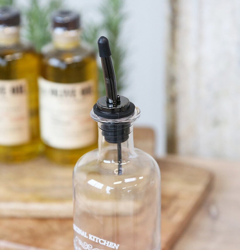 Skänkpropp Olja/Sirap från Le Cru på glasflaska i kök