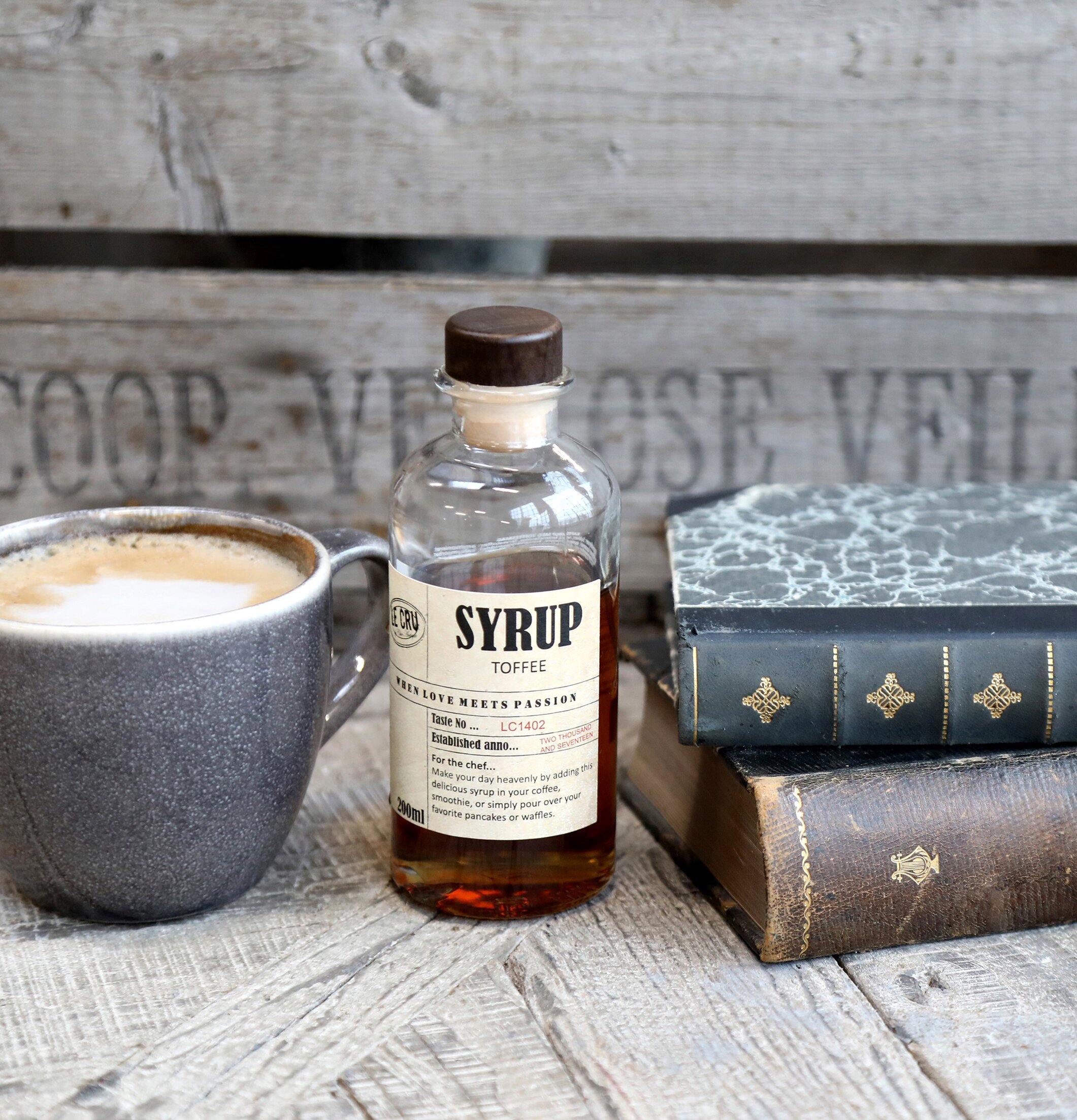 LE CRU Sirap Toffee från Le Cru på ett rustikt träbord