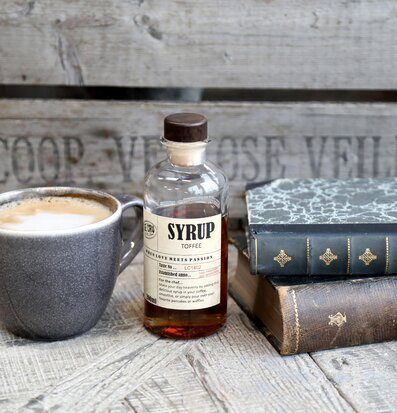 LE CRU Sirap Toffee från Le Cru på ett rustikt träbord