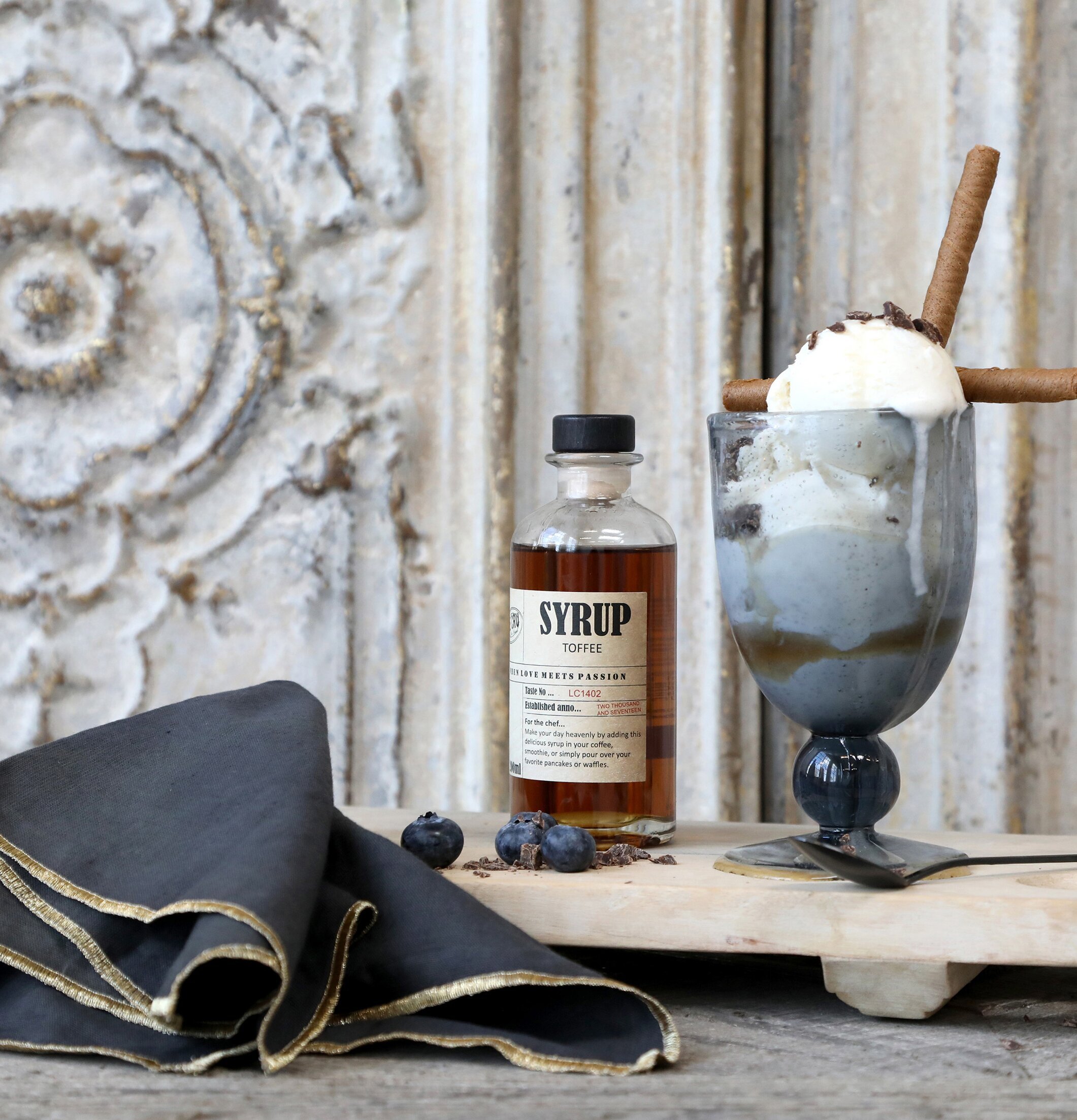 LE CRU Sirap Toffee från Le Cru med glass och dekorationer