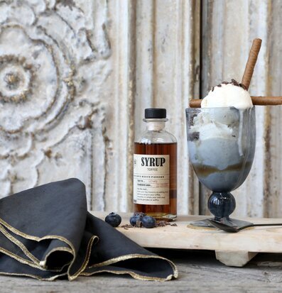 LE CRU Sirap Toffee från Le Cru med glass och dekorationer