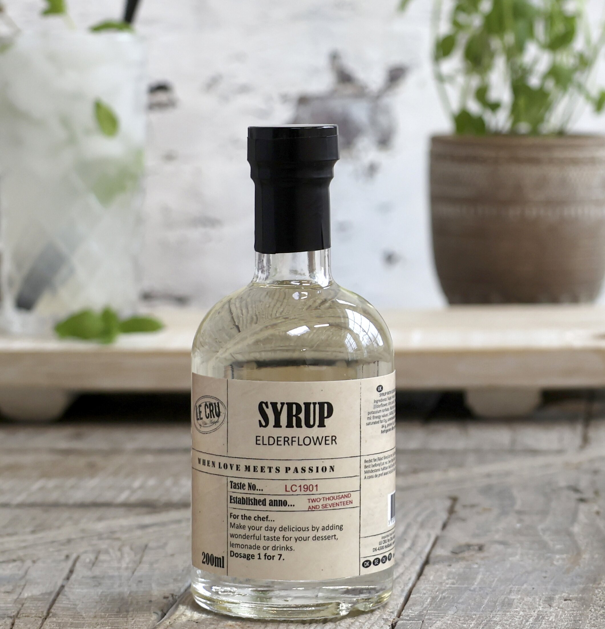 Le Cru LE CRU Sirap Fläder flaska på rustik träyta